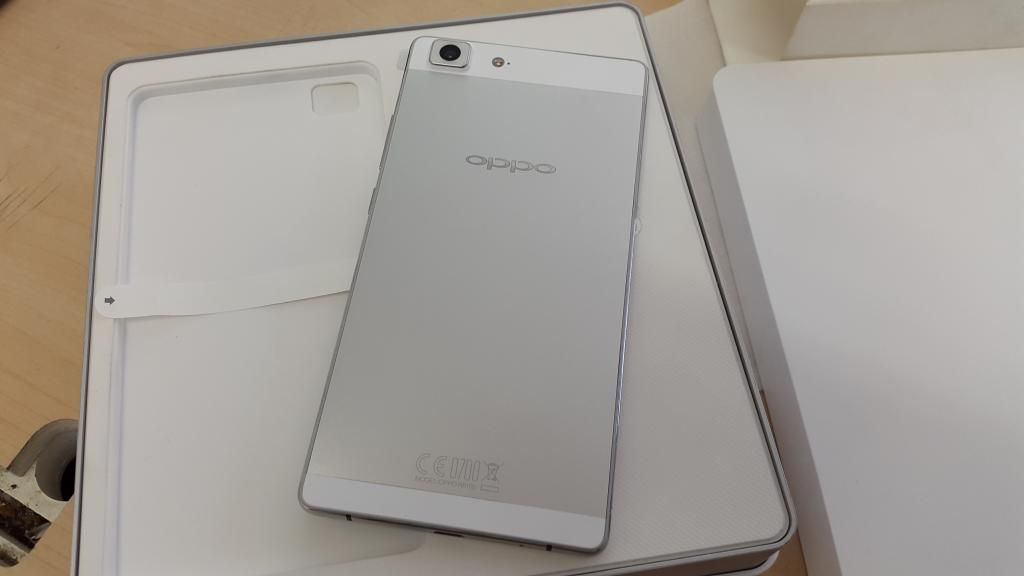 Siêu mẫu OppO R5 và Samsung Tab S 8.4 . hàng CTY . HTC desire SV - 1